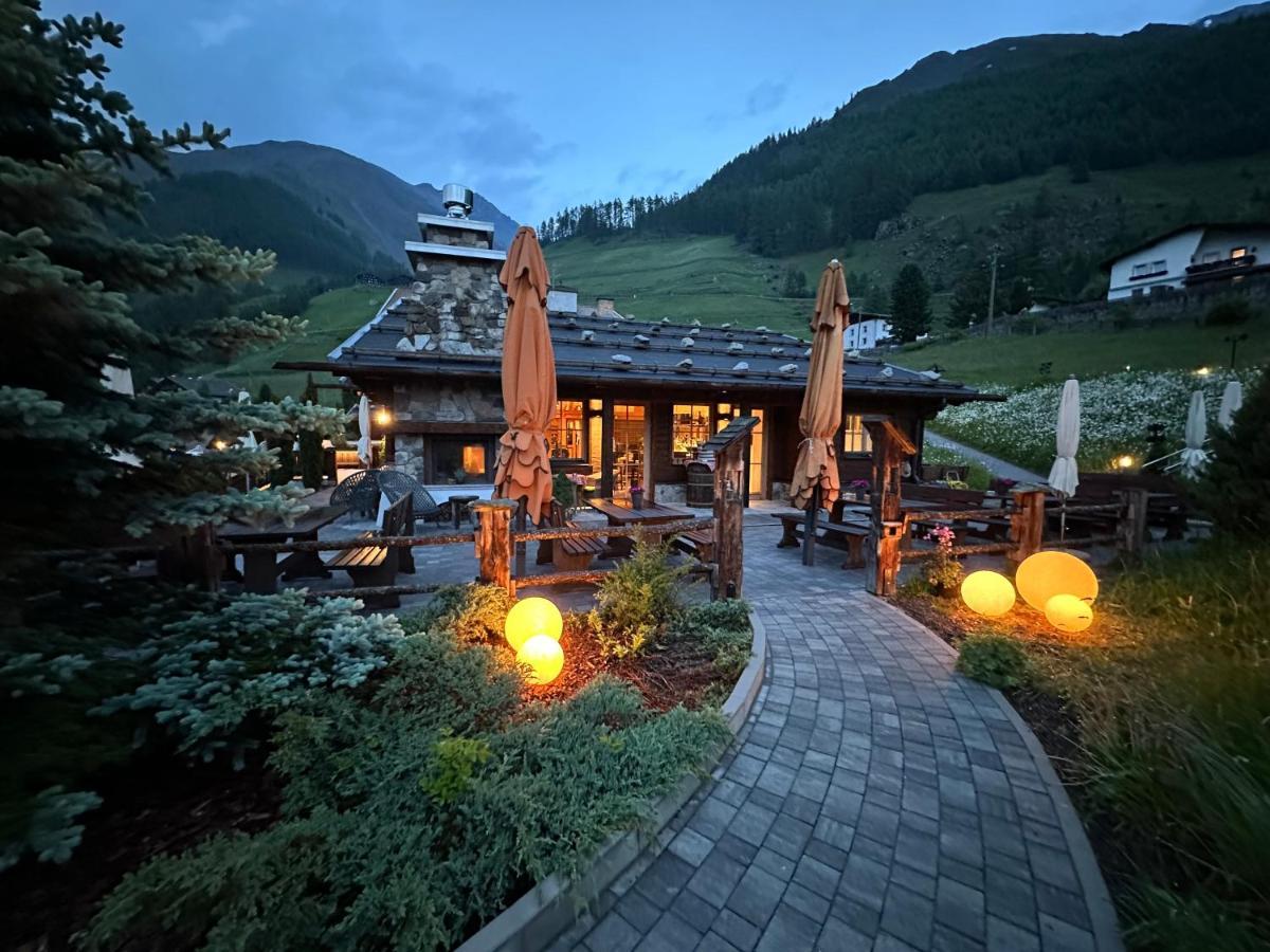 Hotel&Chalets Edelweiss Madonna  Buitenkant foto
